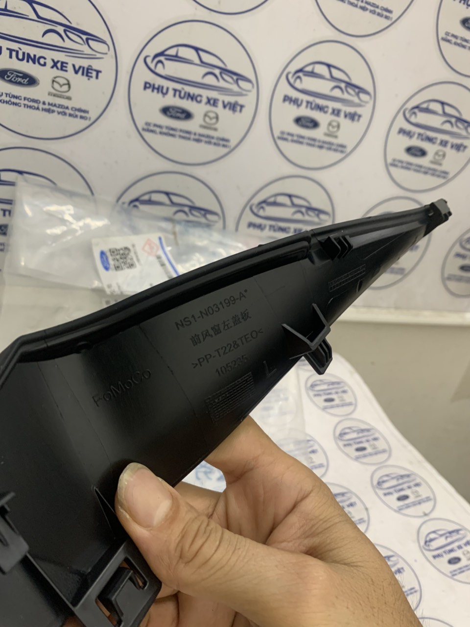 Che bản lề Ốp góc chân kính chắn gió Ford Territory NS1N03199A