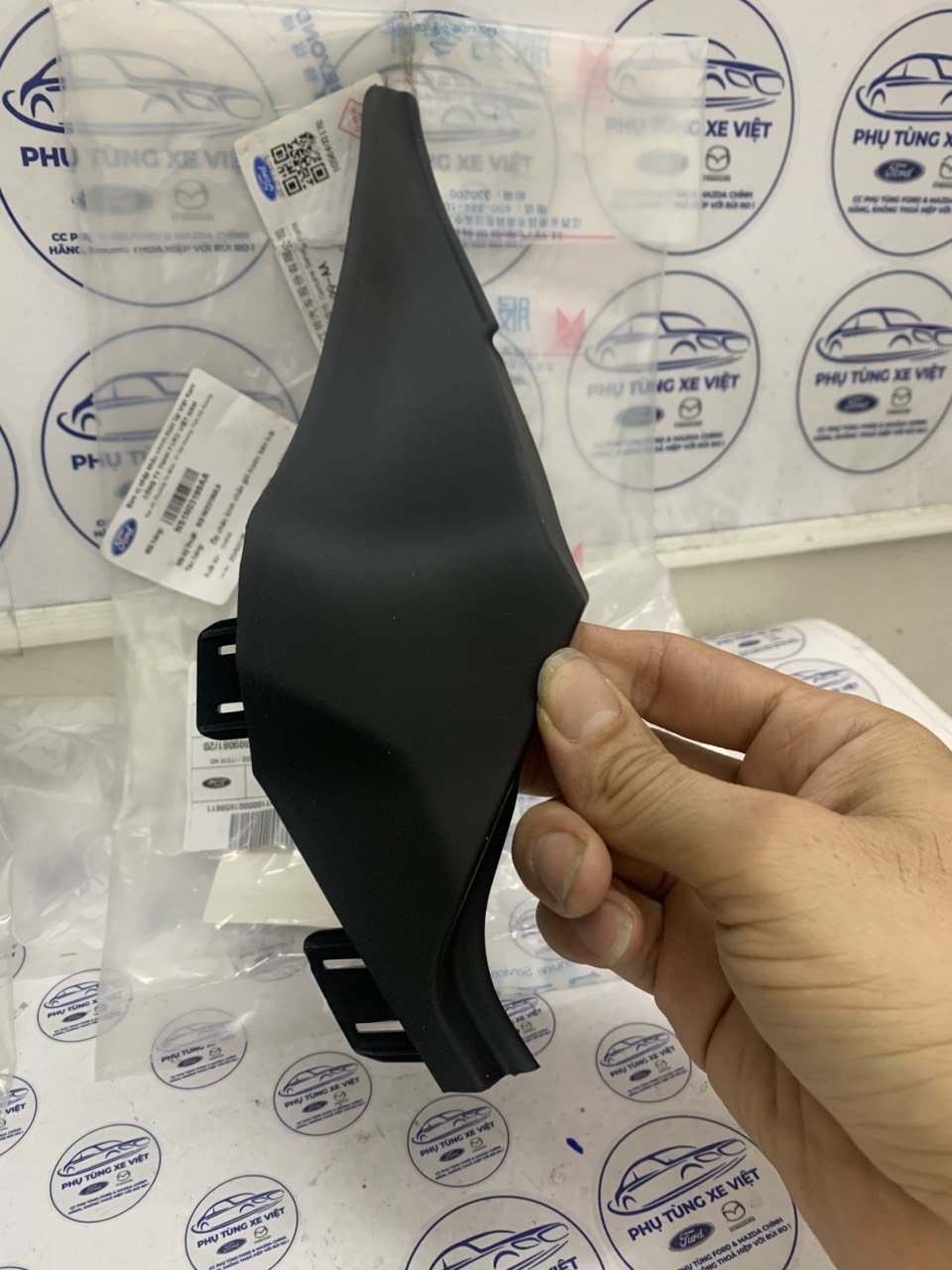 Che bản lề Ốp góc chân kính chắn gió Ford Territory NS1N03199A