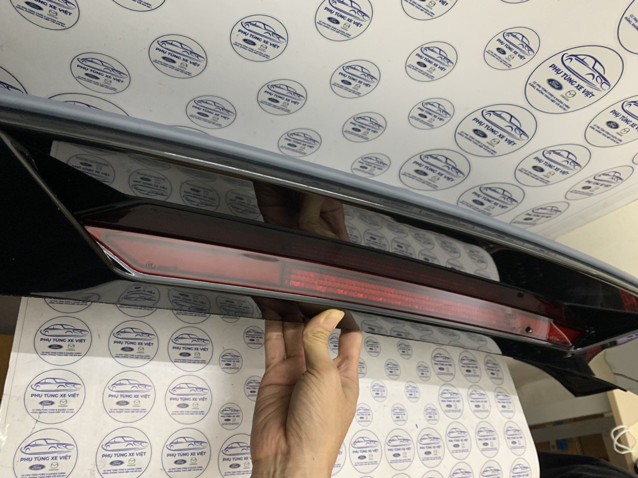 Đuôi gió, cánh hướng gió cốp sau Ford Territory NS141402ACXUA