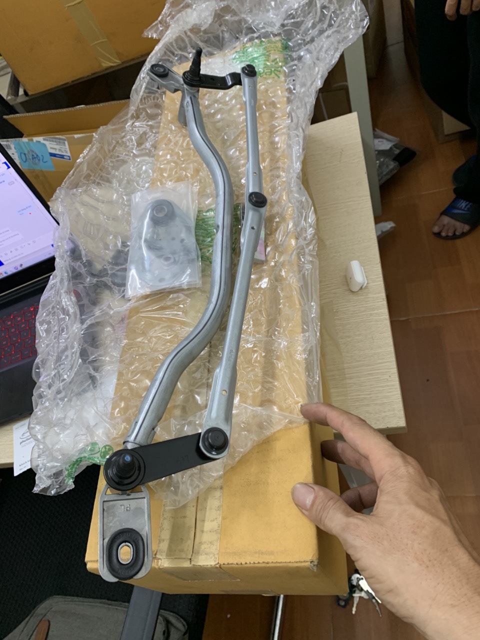 Giằng gạt mưa Ford Ranger 2015 16 17 18 19 20 21 EB3Z17566A