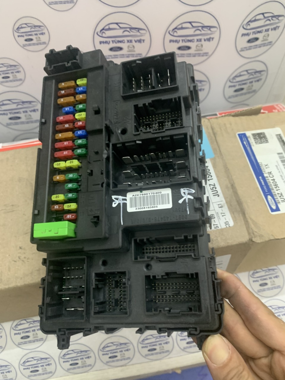 Hộp body, hộp cầu chì điện thân xe Ford Raptor JU5T15604BEM