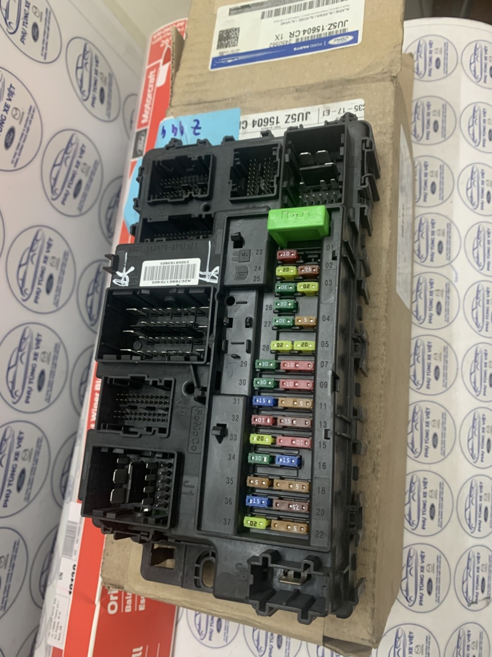 Hộp body, hộp cầu chì điện thân xe Ford Raptor JU5T15604BEM