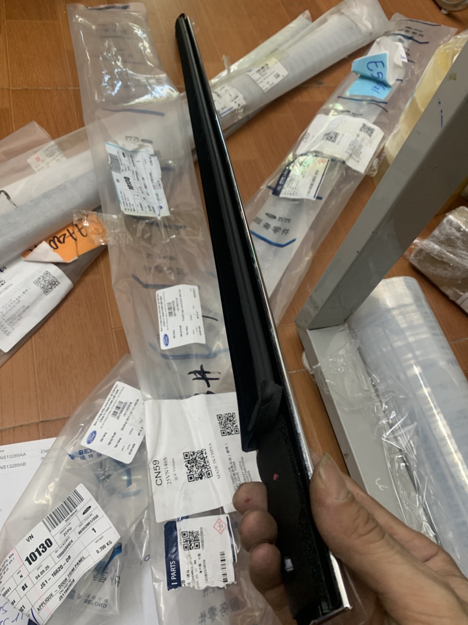 Nẹp ngoài chân kính cửa trước Ford Territory JS116620CB 21CB