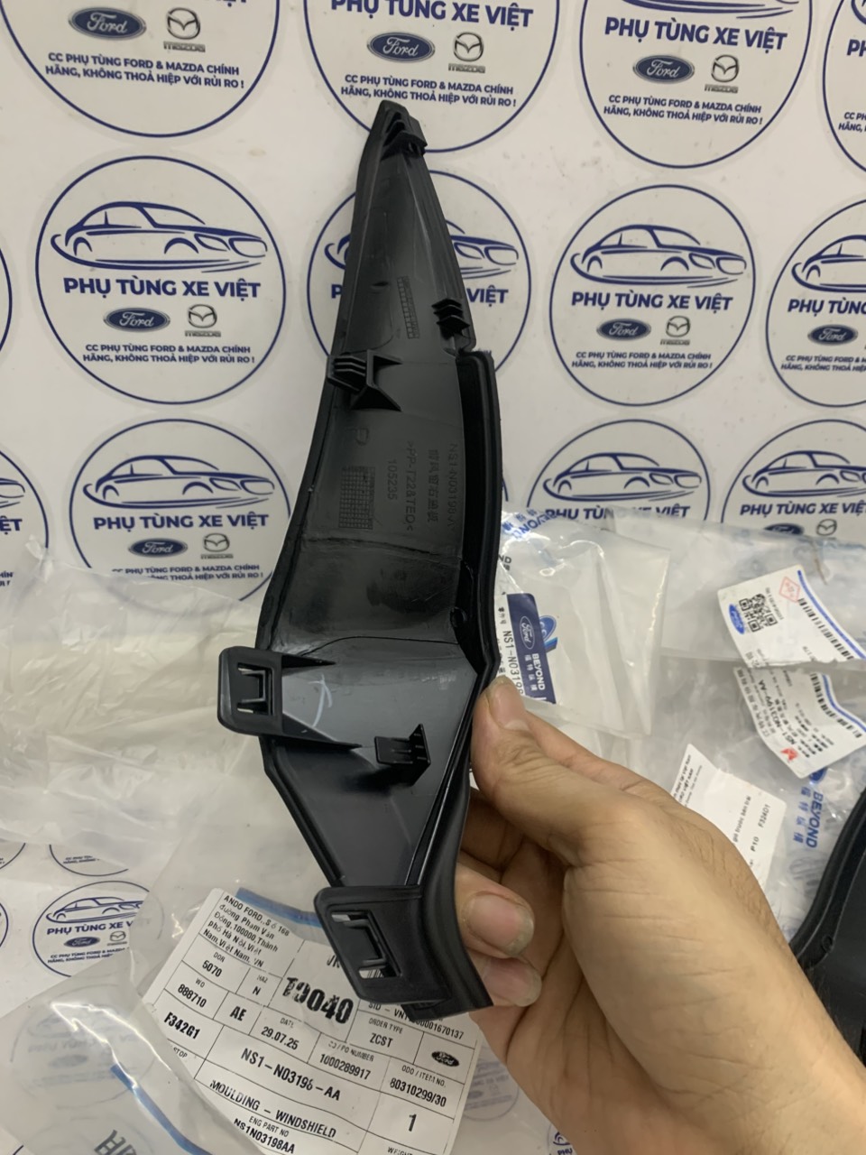 Ốp viền chân kính chắn gió trước Ford Territory NS1-N03198-A