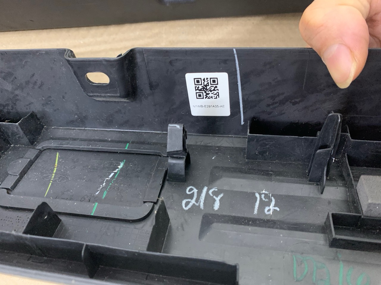 Tappy cửa hậu Ford Territory NS1B40707AAE4 NS1-B40707-AAE4