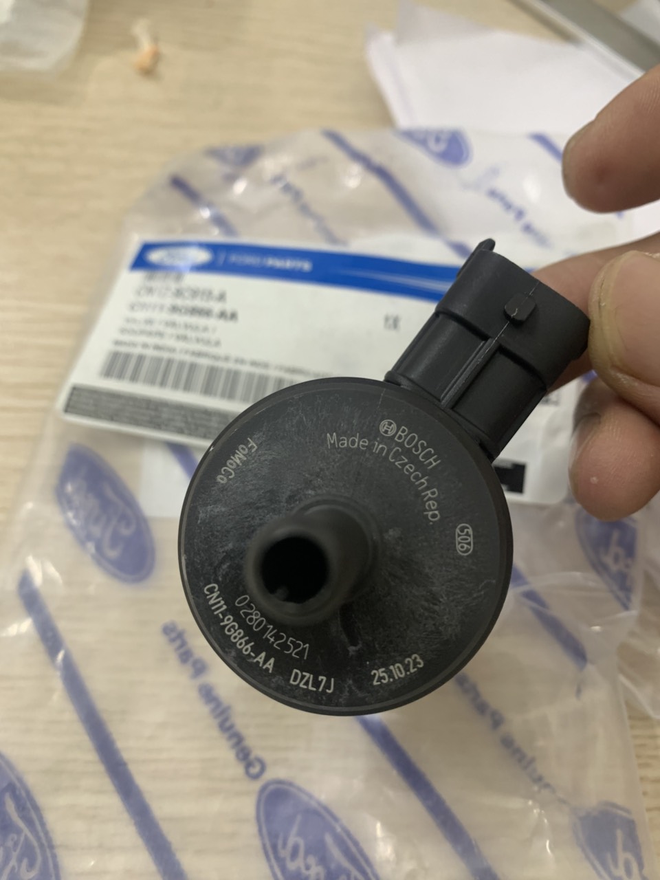 Van thu hồi hơi xăng Ford EcoSport CN1Z9C915A CN119G866AA