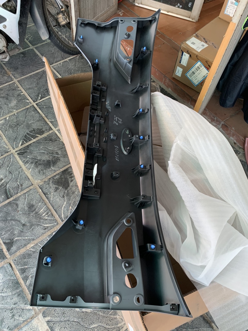 Ốp cốp sau, ốp cửa hậu Ford Territory NS142301ABXUAA