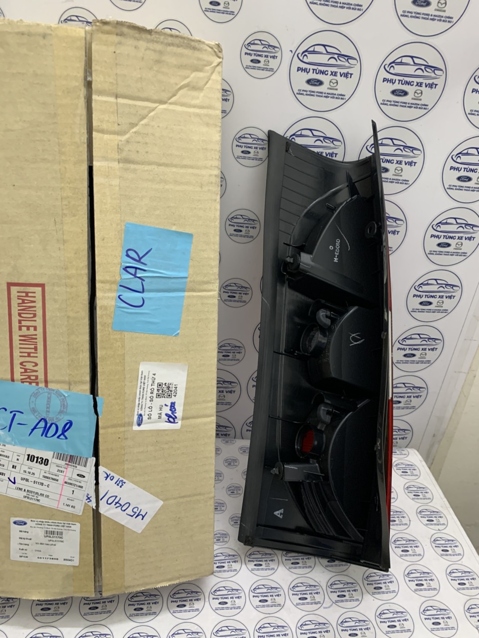 Vỏ đèn hậu Ford Everest 2010 11 12 13 14 UF0L51170A 80A