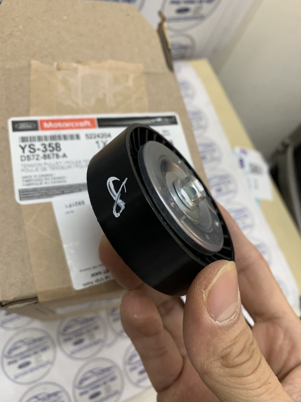 Bi tỳ curoa máy phát Ford Explorer 2016 17 18 19 DS7Z8678A