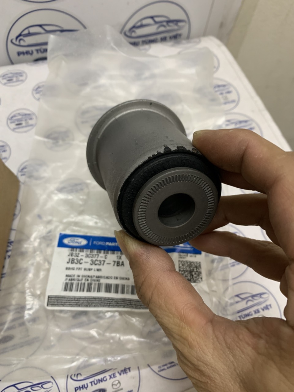 Cao su càng a dưới Ford Raptor 2018 19 20 21 JB3Z3C377D C