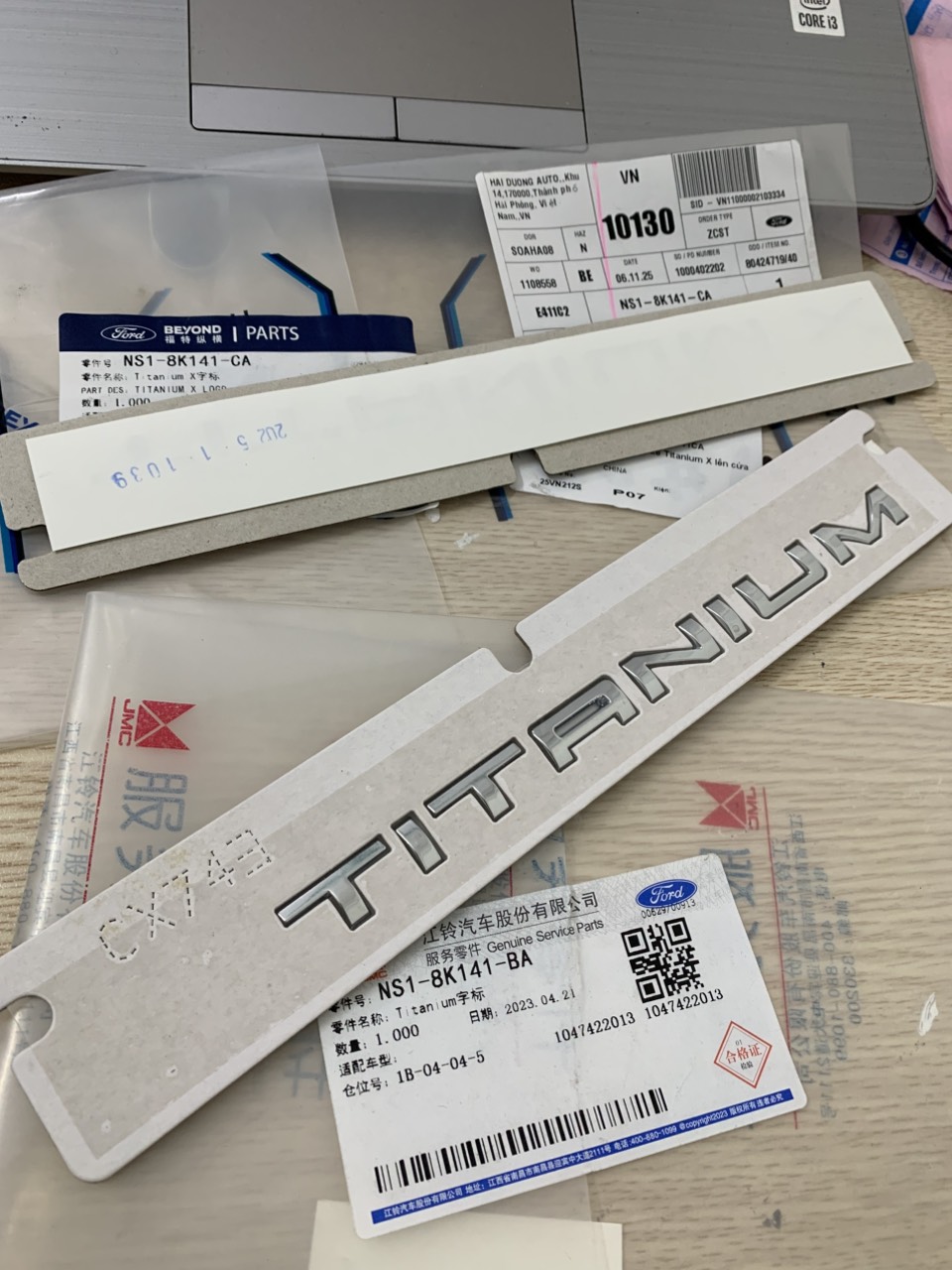 Chữ titanium, titanium X trang trí sau xe Ford Territory NS18K141