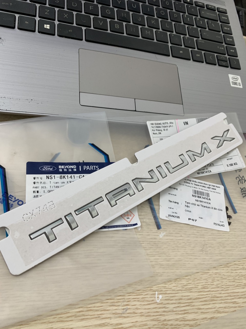 Chữ titanium, titanium X trang trí sau xe Ford Territory NS18K141