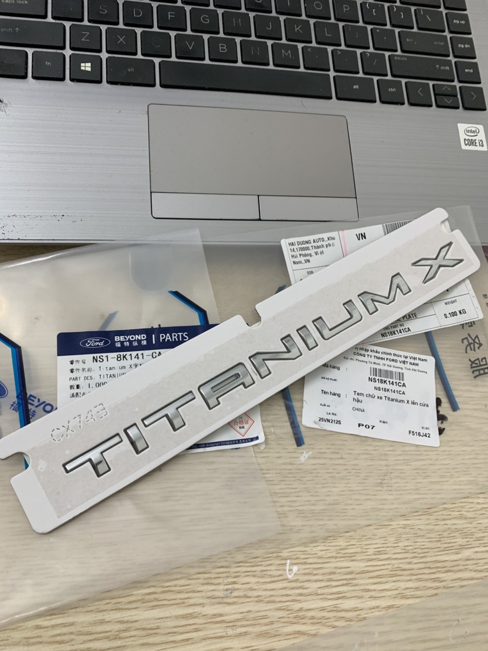 Chữ titanium, titanium X trang trí sau xe Ford Territory NS18K141