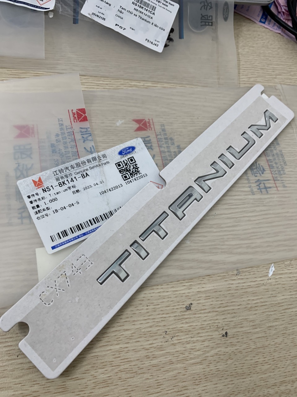 Chữ titanium, titanium X trang trí sau xe Ford Territory NS18K141