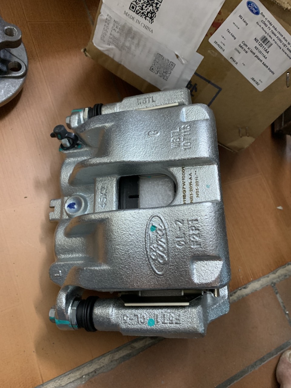 Cụm caliprer phanh trước Ford Territory NS12011AA NS12010AA