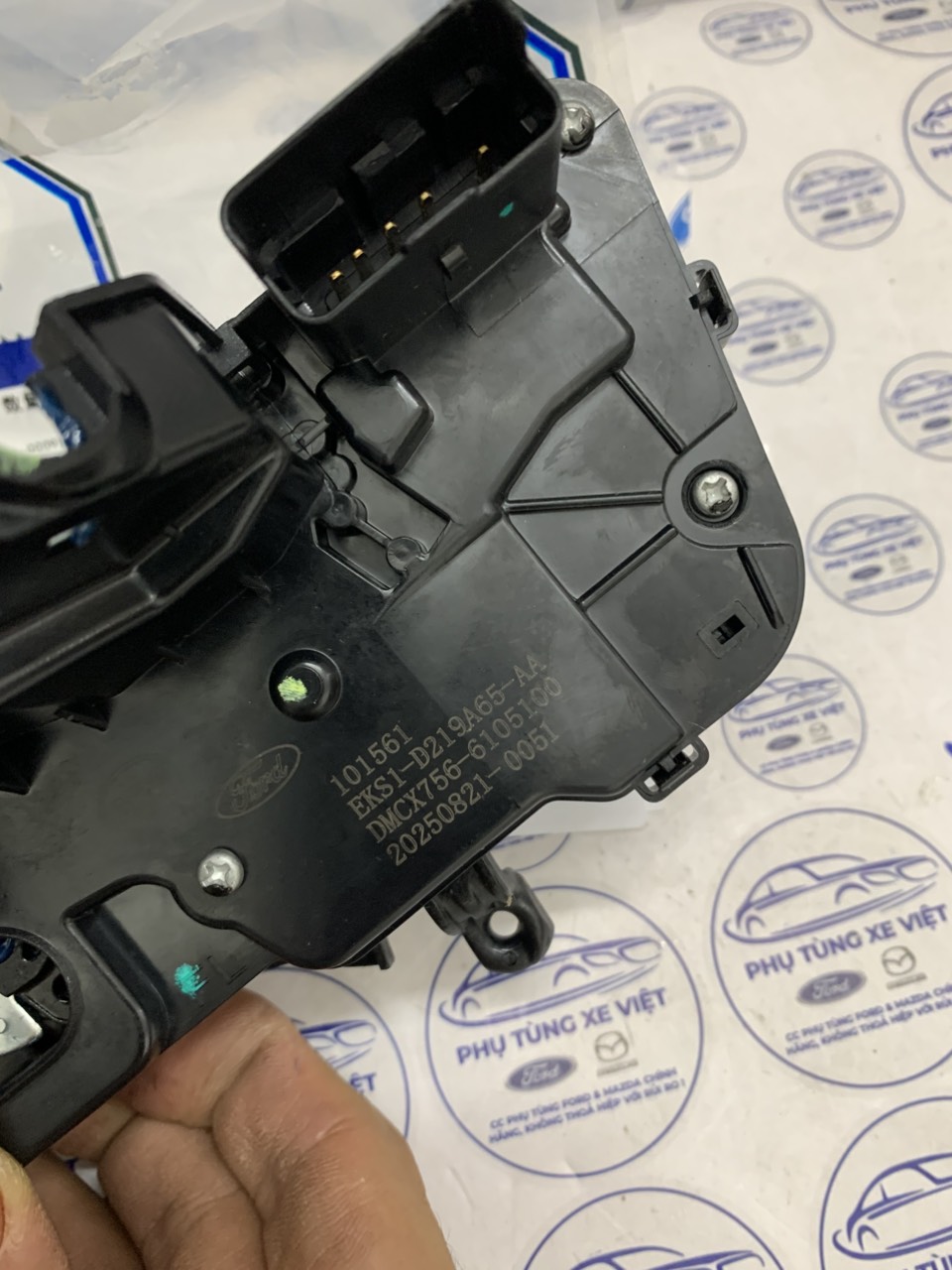 Khóa cửa trước lái Ford Territory EKS1D219A65AA KS126405AA