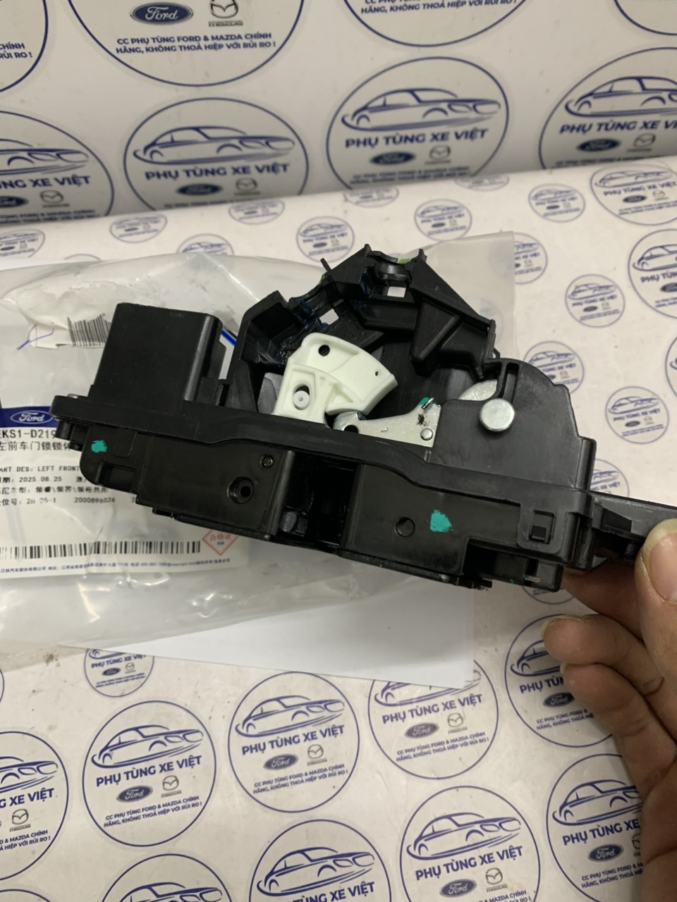 Khóa cửa trước lái Ford Territory EKS1D219A65AA KS126405AA