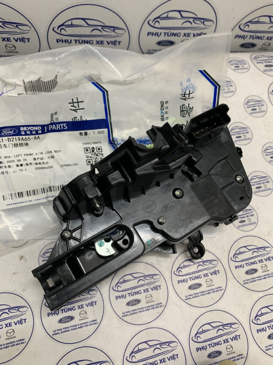 Khóa cửa trước lái Ford Territory EKS1D219A65AA KS126405AA