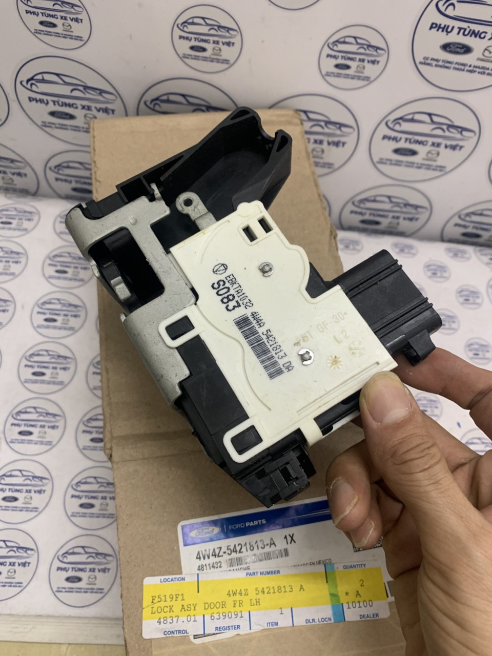 Khoá ngậm cửa trước trái Ford Escape 4W4Z5421813A DA