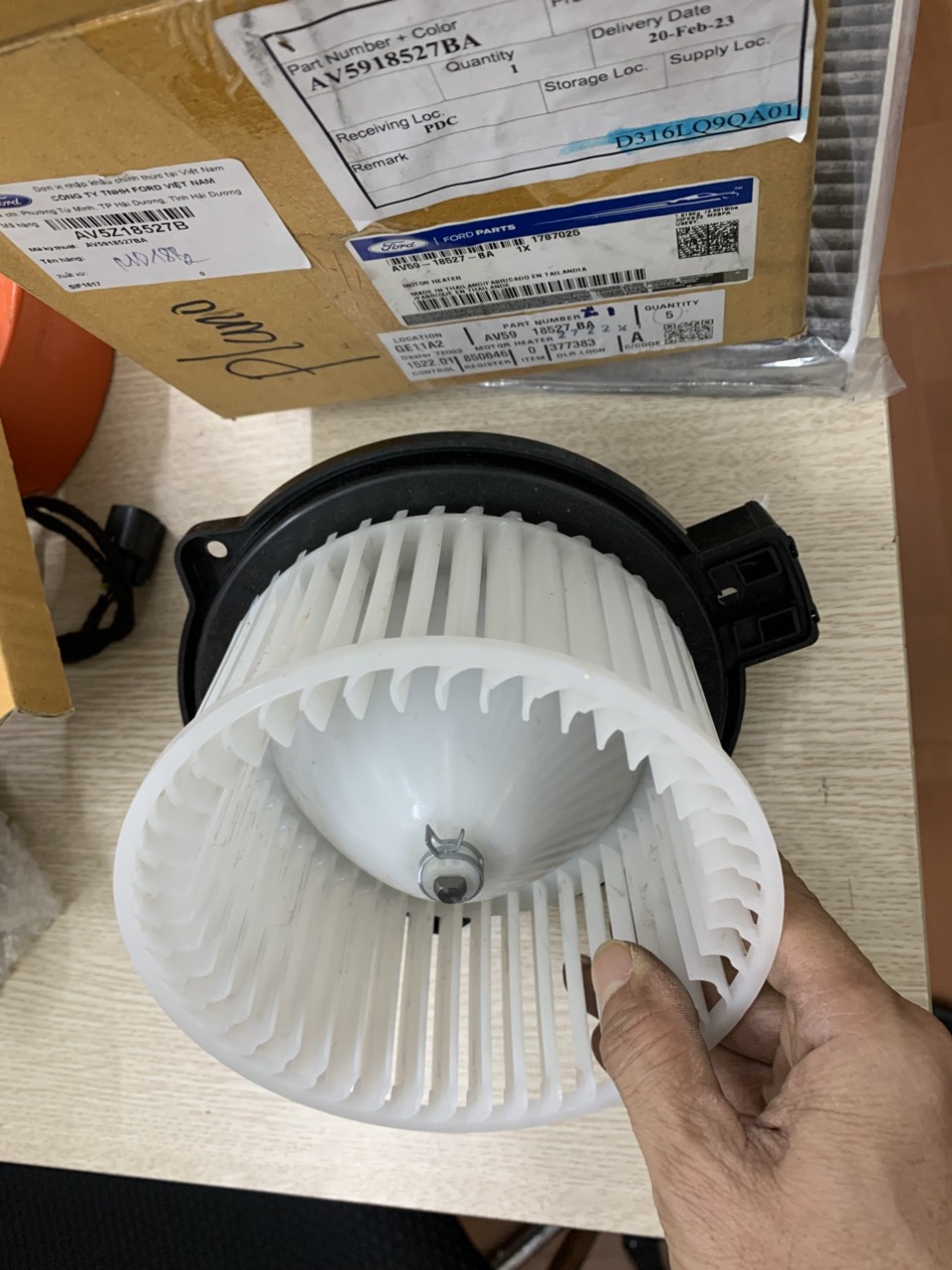 Quạt giàn lạnh điều hoà Ford Fiesta AV5Z18527B AV5918527BA