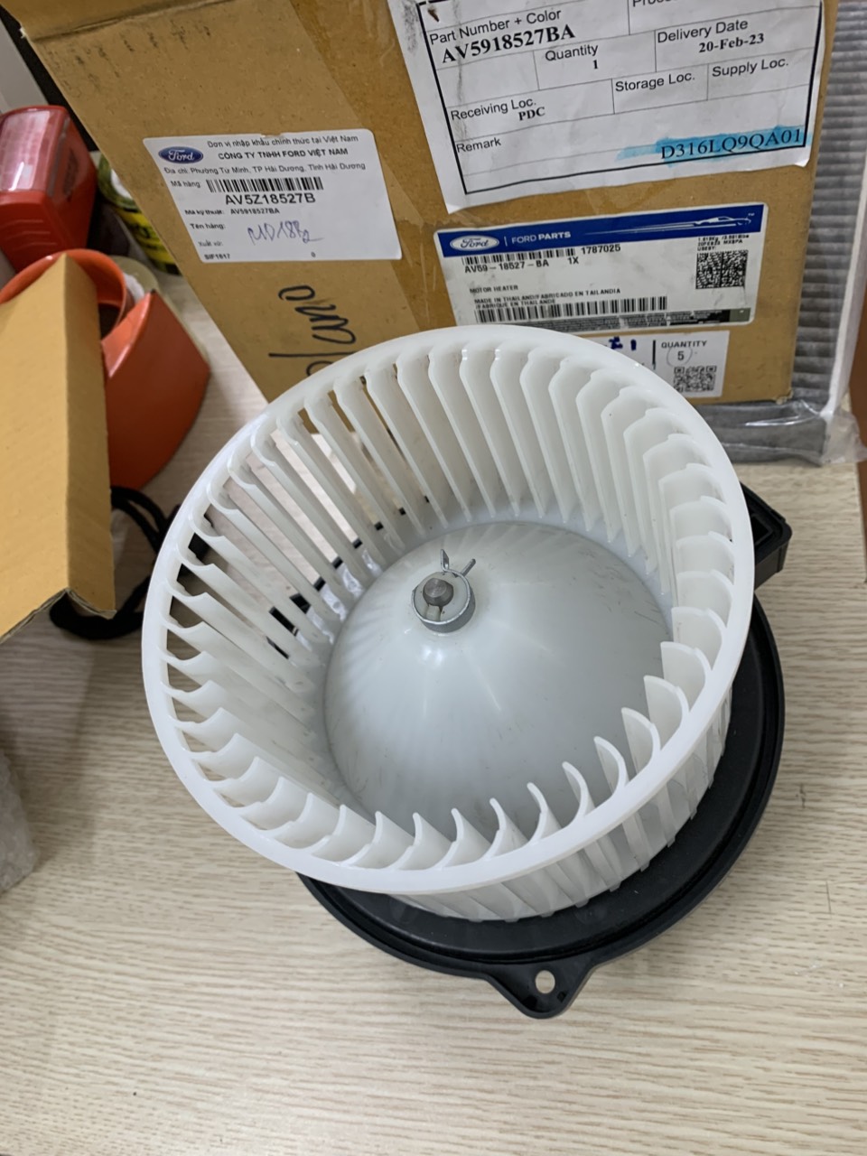 Quạt giàn lạnh điều hoà Ford Fiesta AV5Z18527B AV5918527BA