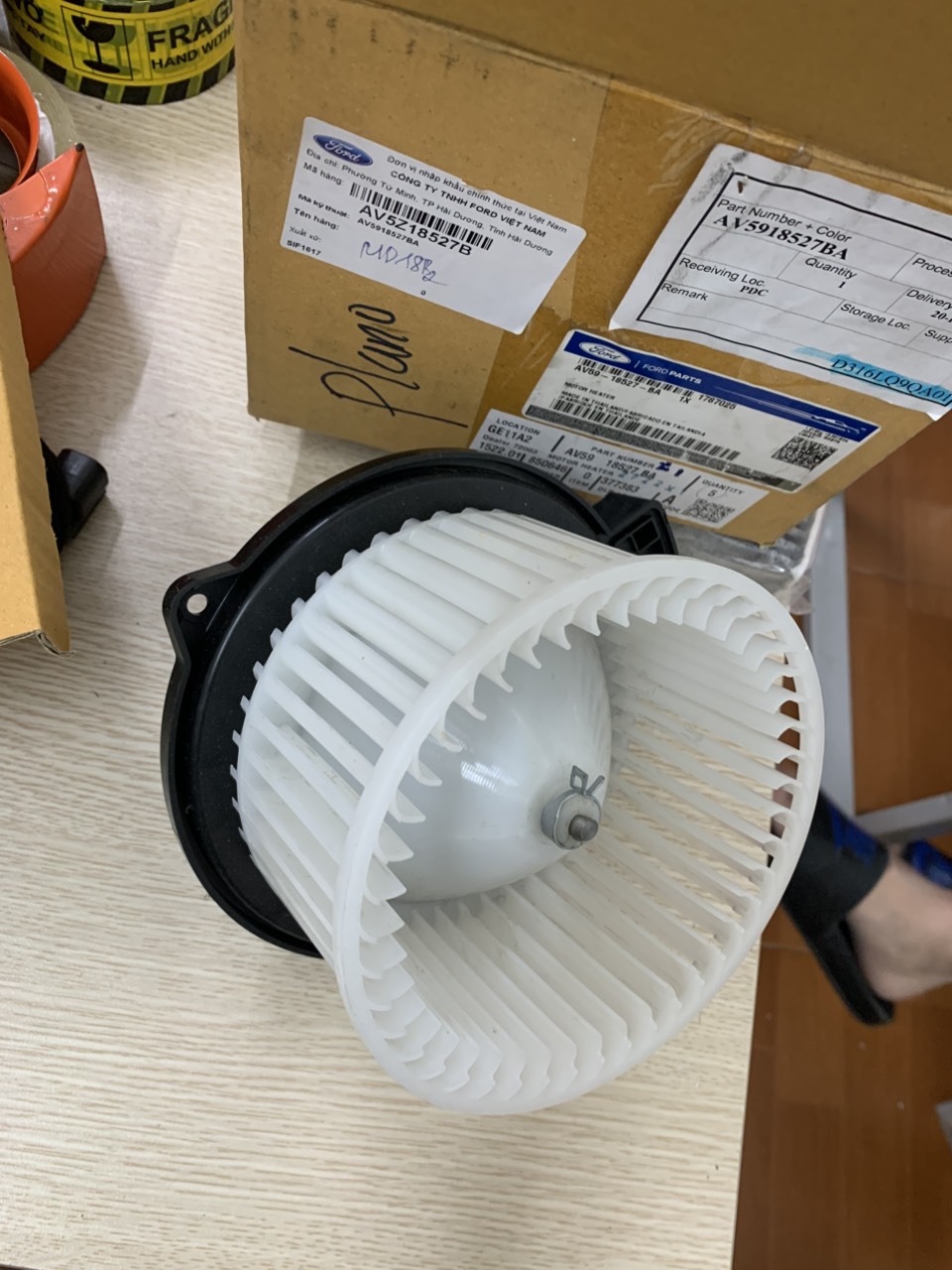 Quạt giàn lạnh điều hoà Ford Fiesta AV5Z18527B AV5918527BA