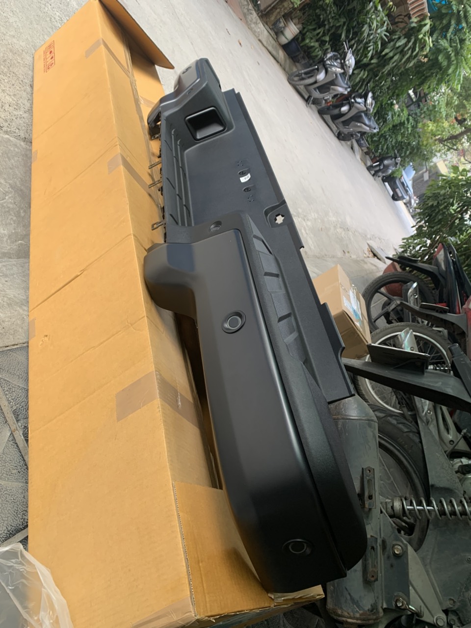 Cản sau Ford Raptor 2023 24 25 P1WZ17906DA P1WZ-17906-DC