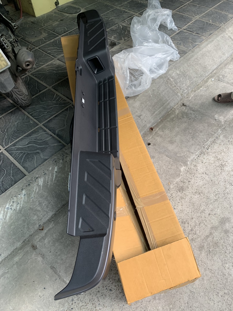 Cản sau Ford Raptor 2023 24 25 P1WZ17906DA P1WZ-17906-DC