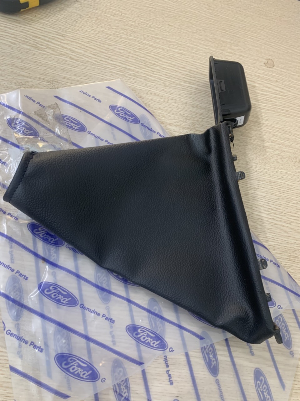 Chụp cần phanh tay Ford EcoSport, bọc cần phanh tay EcoSport