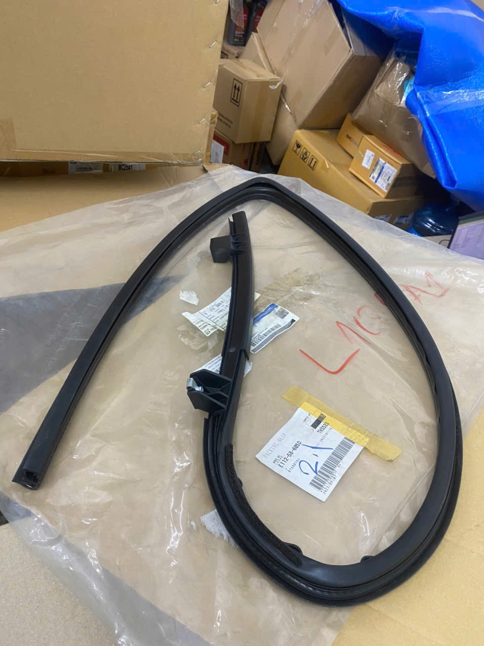 Gioăng chạy kính, gioăng khung kính cửa trước Ford Escape