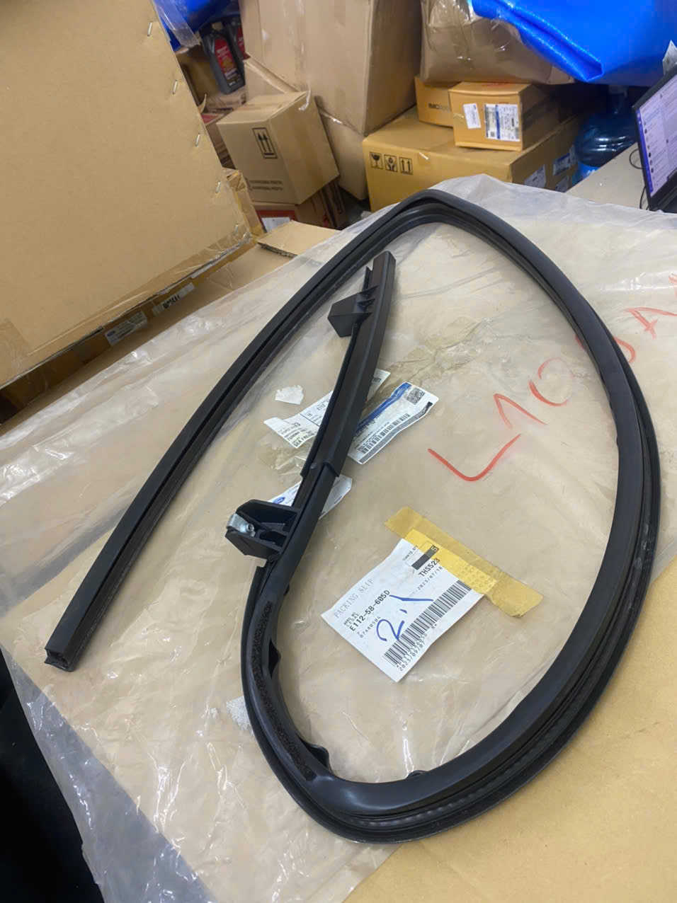 Gioăng chạy kính, gioăng khung kính cửa trước Ford Escape