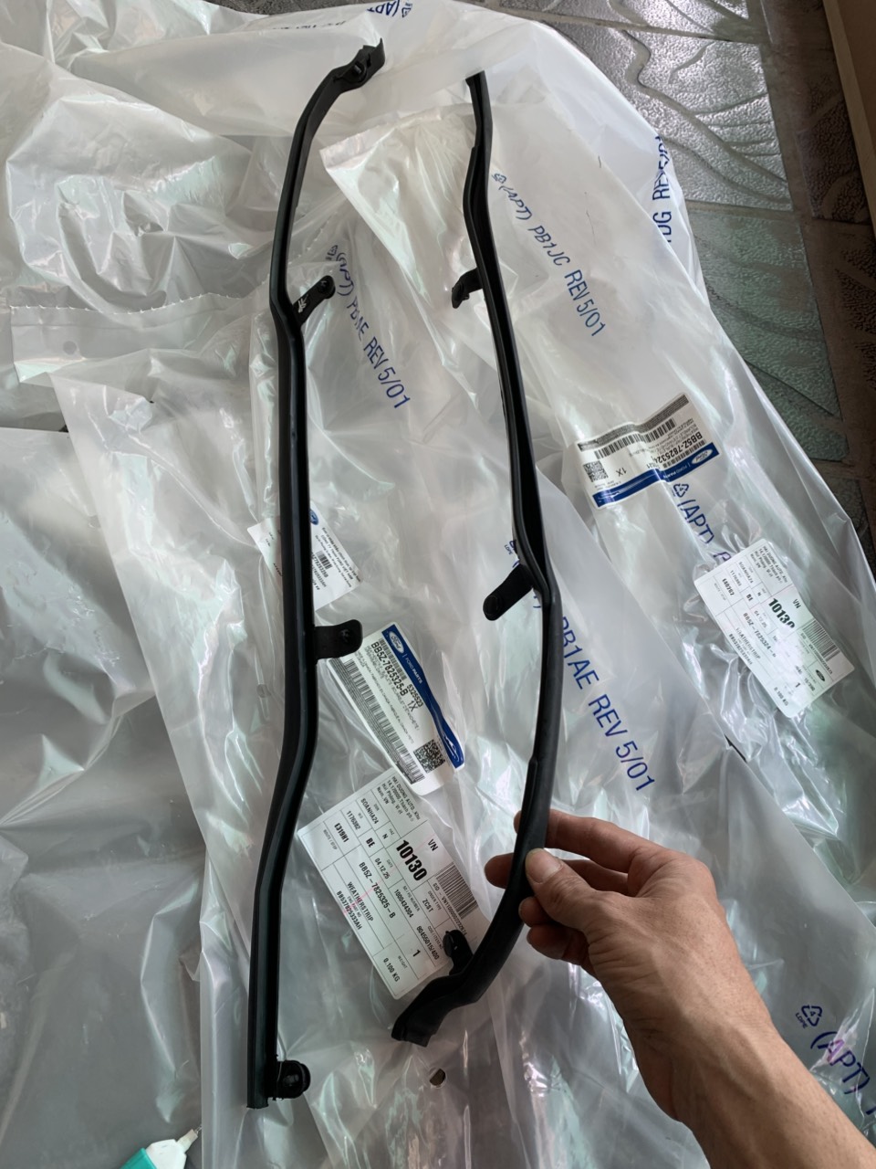 Gioăng giữa 2 cánh cửa Ford Explorer 2016 7 8 9 BB5Z7825324B