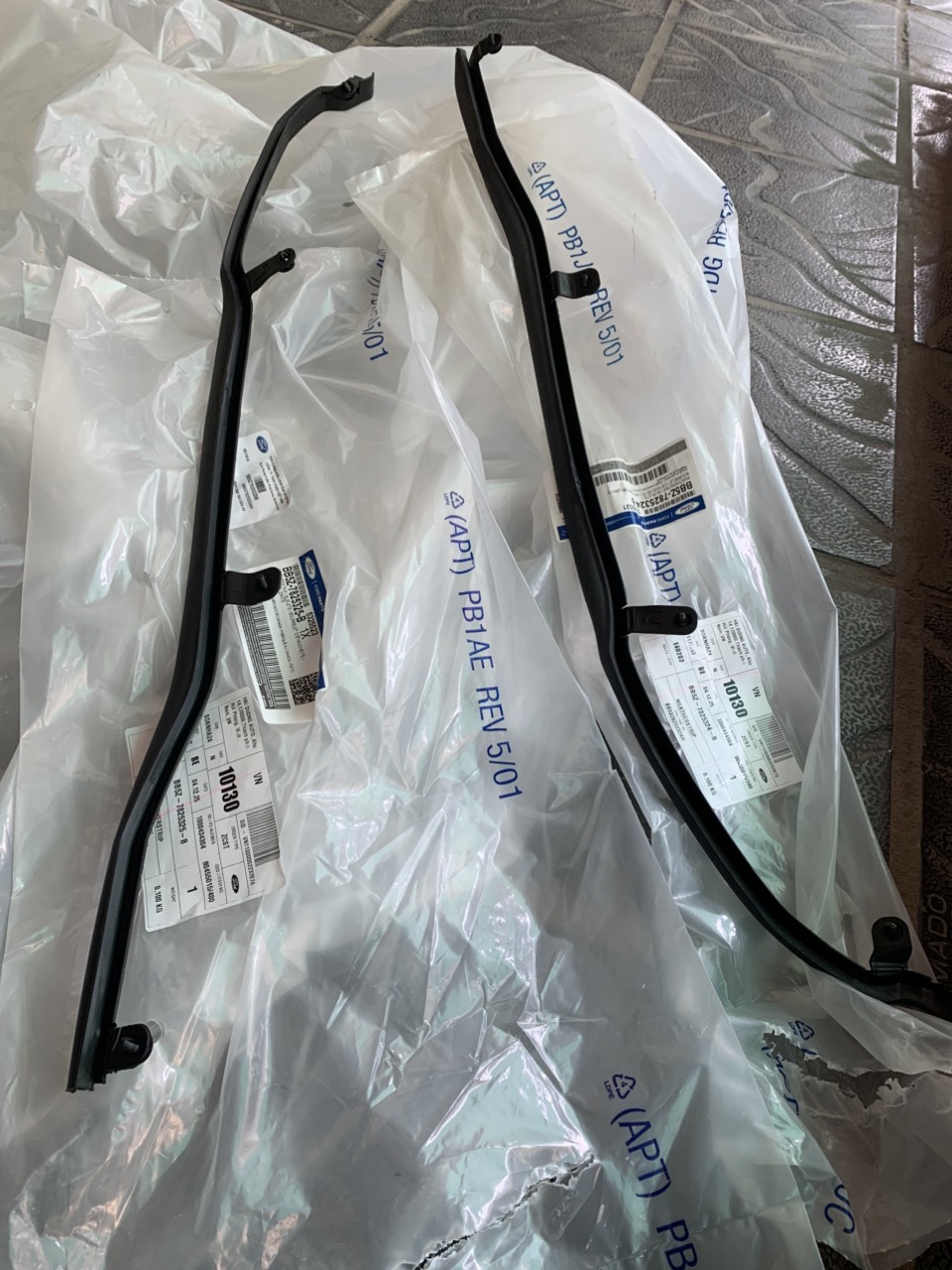 Gioăng giữa 2 cánh cửa Ford Explorer 2016 7 8 9 BB5Z7825324B