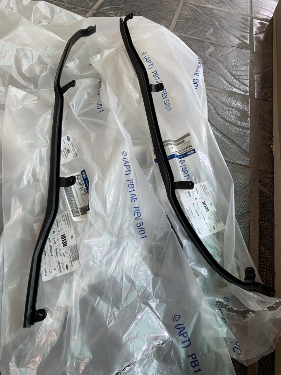 Gioăng giữa 2 cánh cửa Ford Explorer 2016 7 8 9 BB5Z7825324B