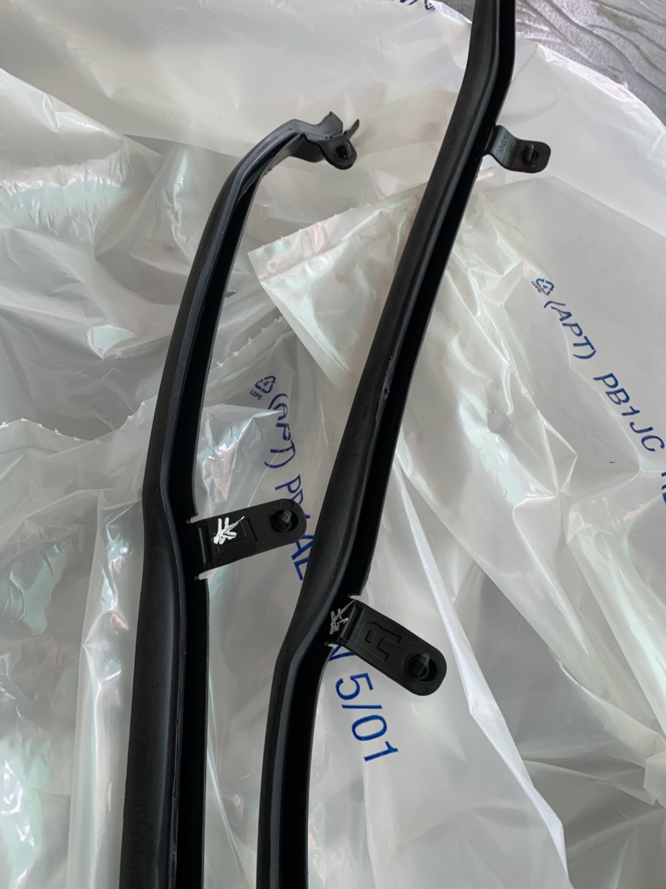 Gioăng giữa 2 cánh cửa Ford Explorer 2016 7 8 9 BB5Z7825324B