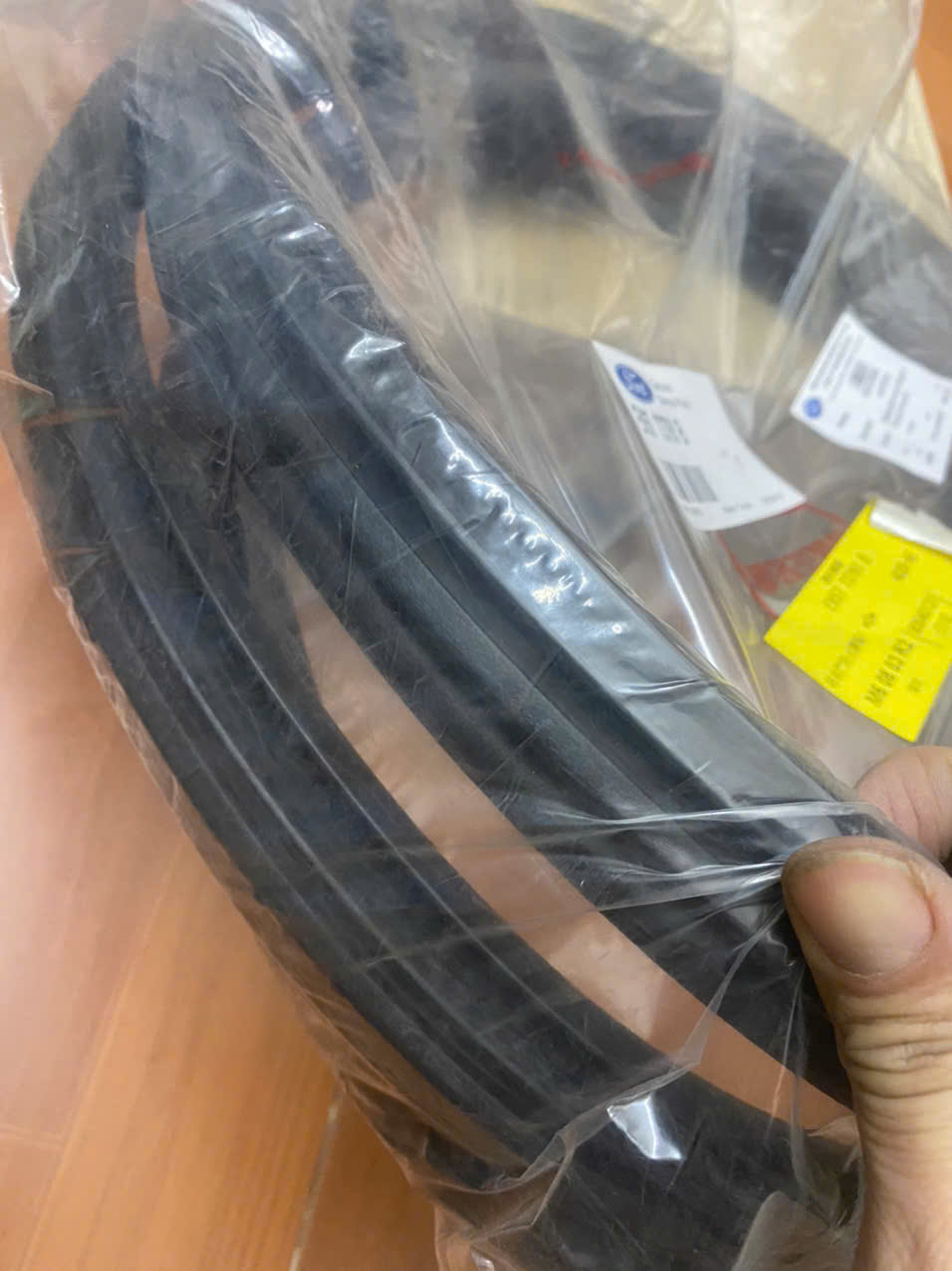 Gioăng khung cửa sau lái Ford Escape EV5773761A EV5772761A