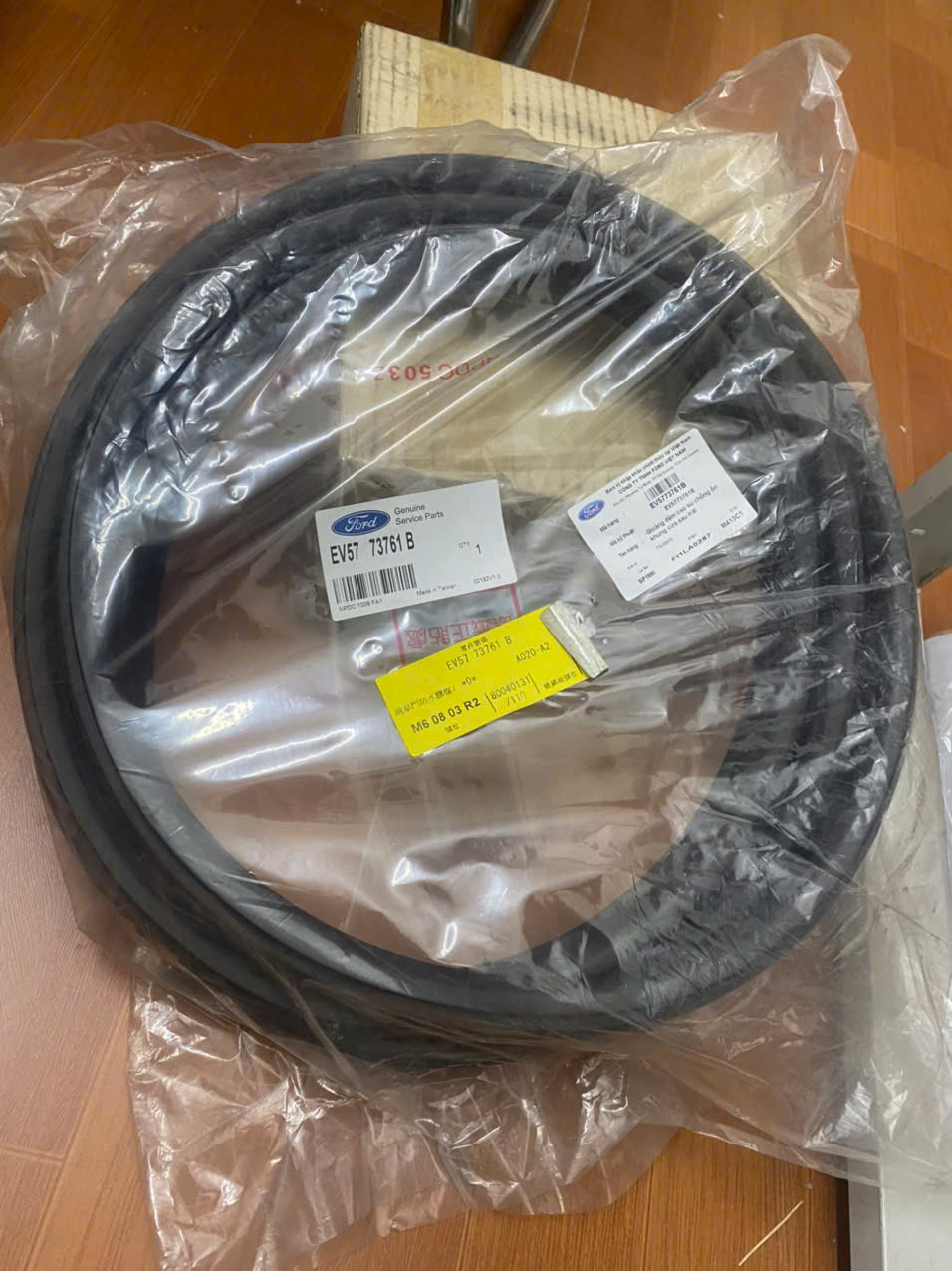 Gioăng khung cửa sau lái Ford Escape EV5773761A EV5772761A