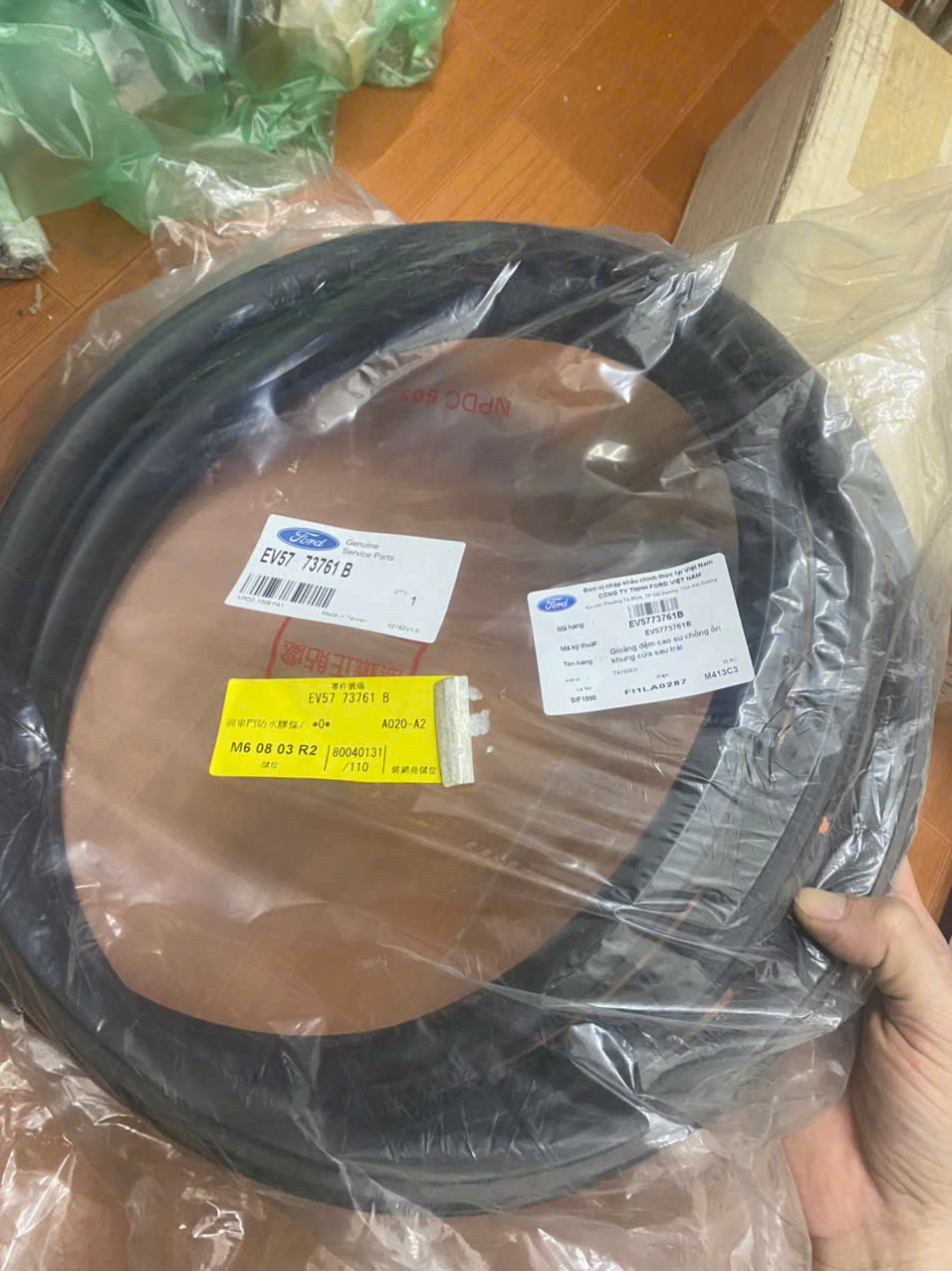 Gioăng khung cửa sau lái Ford Escape EV5773761A EV5772761A