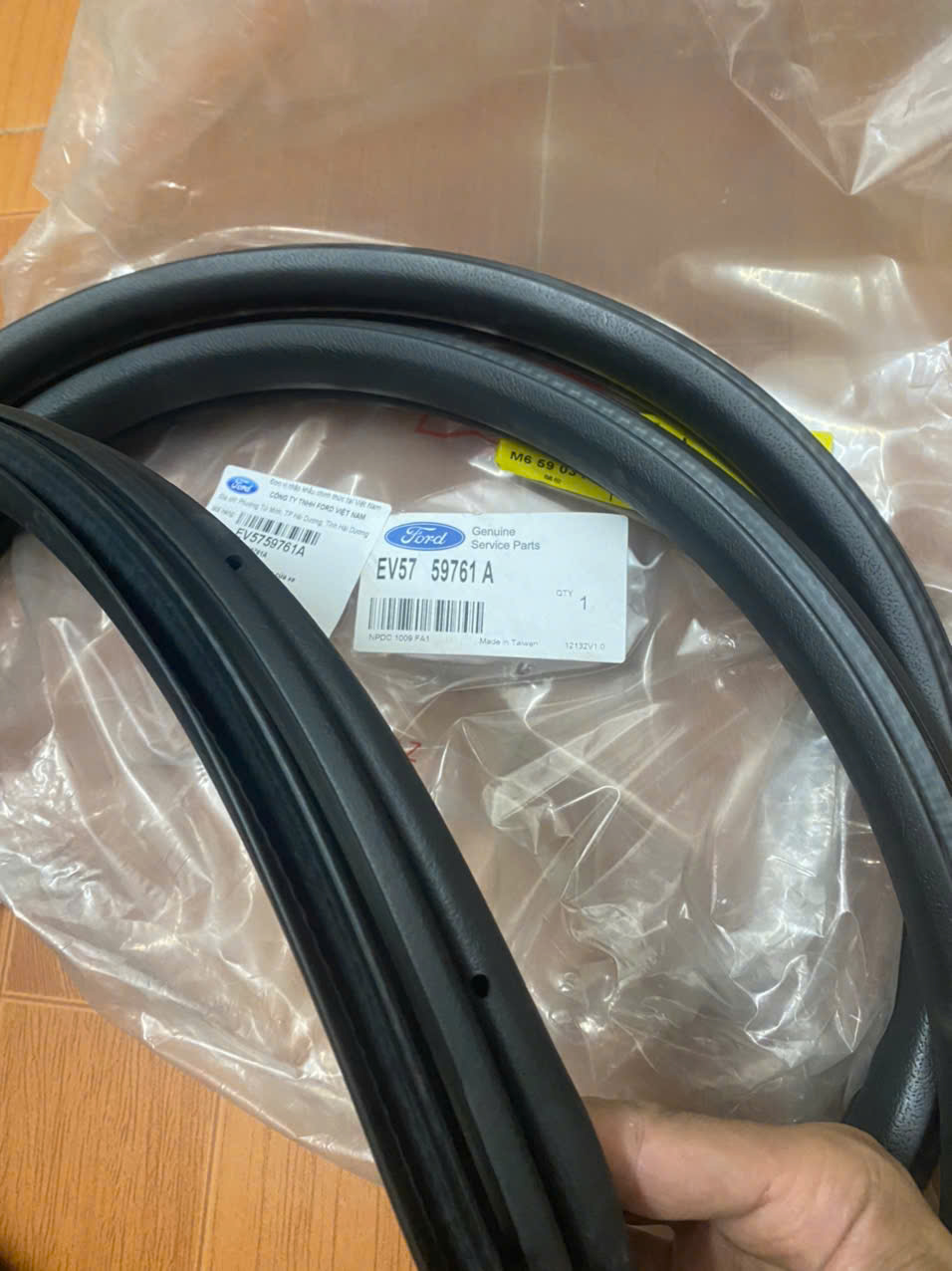 Gioăng khung cửa trước lái Ford Escape EV5759761A 58761A