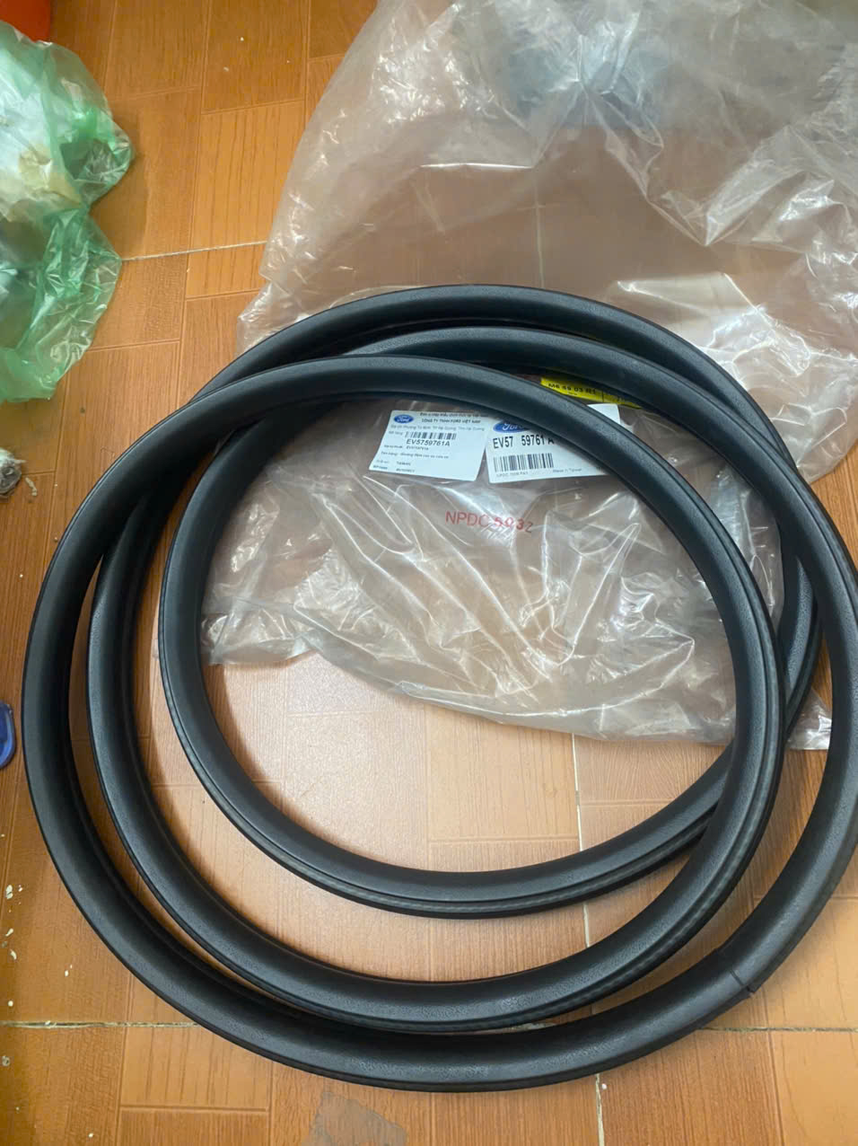 Gioăng khung cửa trước lái Ford Escape EV5759761A 58761A