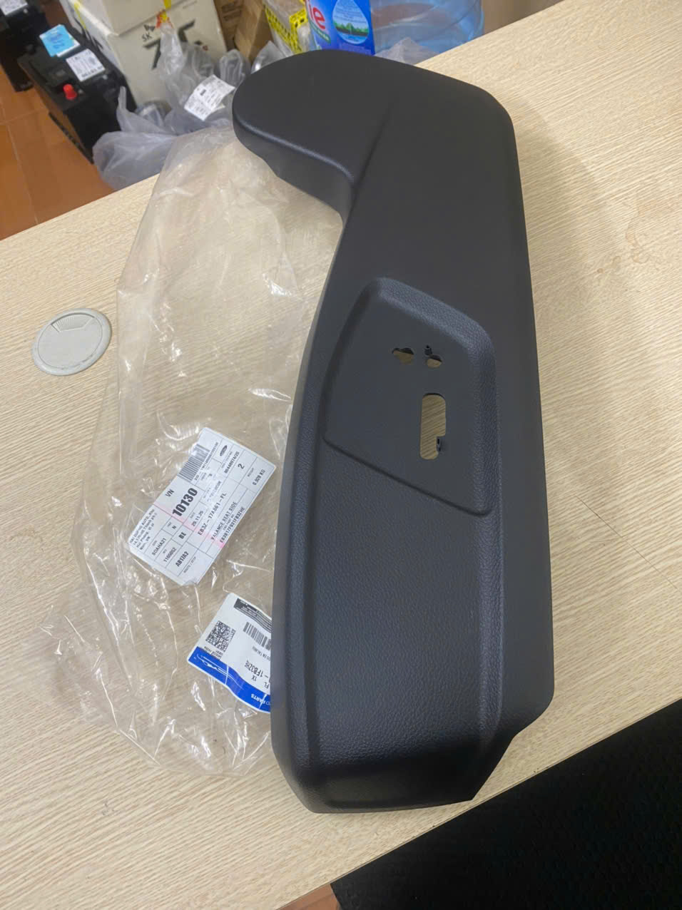 Ốp ghế trước lái Ford Everest 3.2 bi-turbo EB3B17F931FB3ZHE