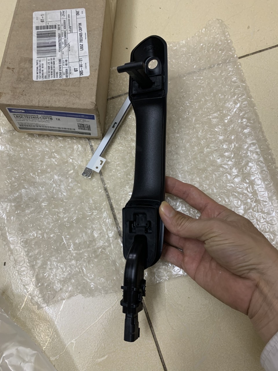 Tay mở cửa trước Ford Explorer LB5Z7822405CBPTM