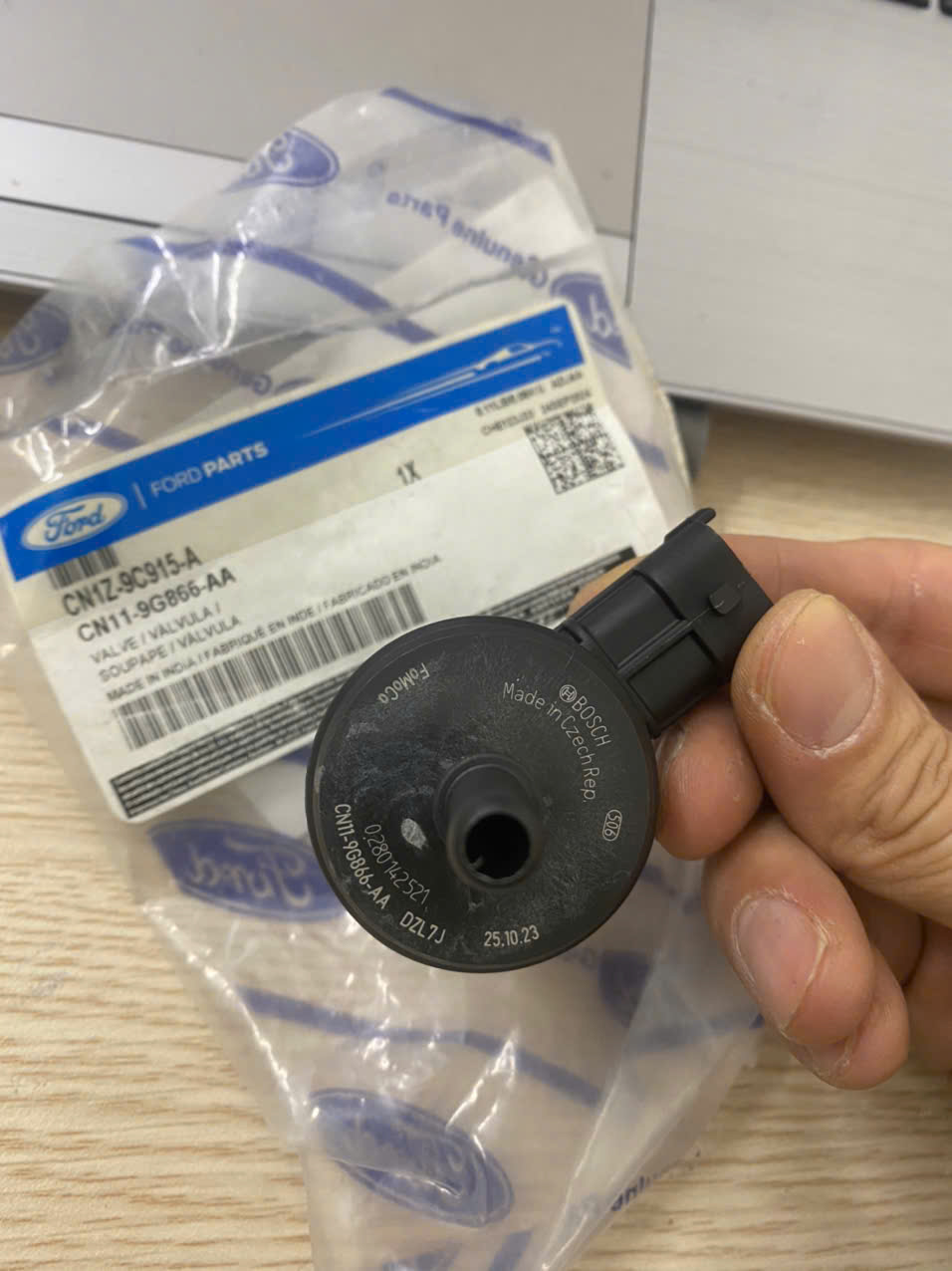 Van thu hồi hơi xăng Ford Fiesta, EcoSport CN11-9G866-AA