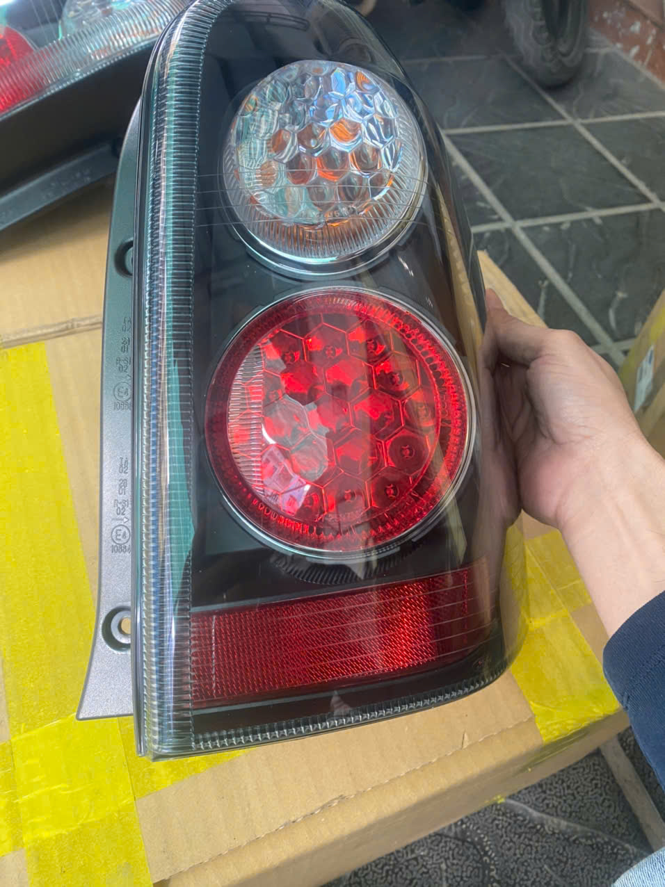 Vỏ đèn hậu Ford Escape 2004 5 6 7 8 EV4651150C 4EC13-51150