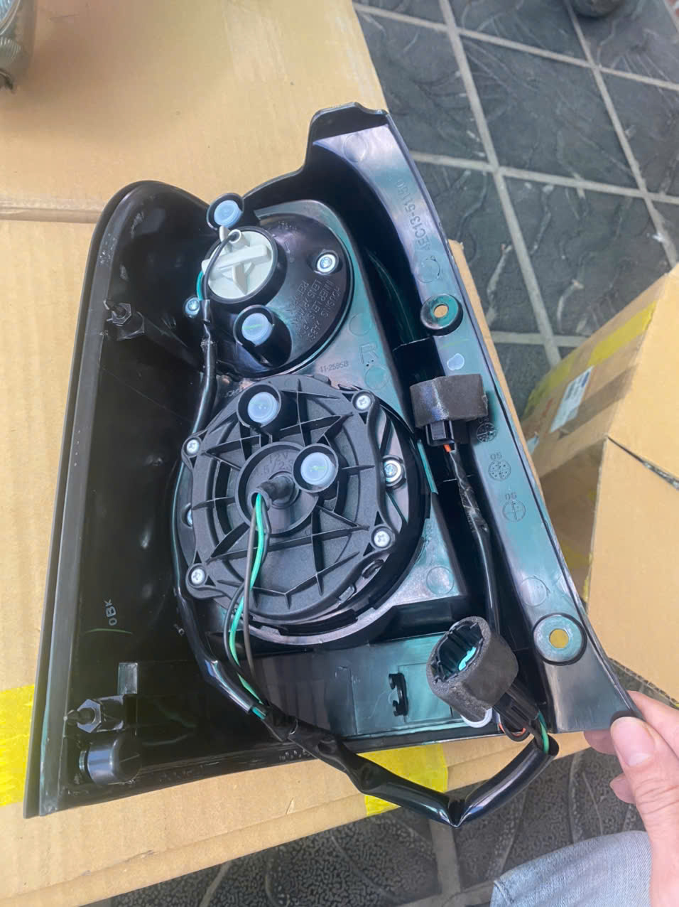 Vỏ đèn hậu Ford Escape 2004 5 6 7 8 EV4651150C 4EC13-51150