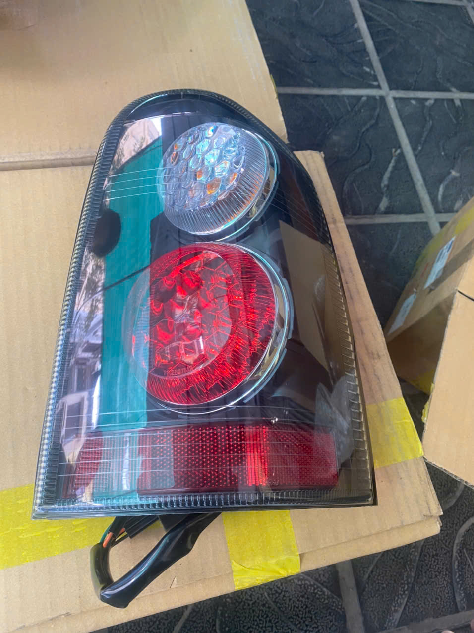 Vỏ đèn hậu Ford Escape 2004 5 6 7 8 EV4651150C 4EC13-51150