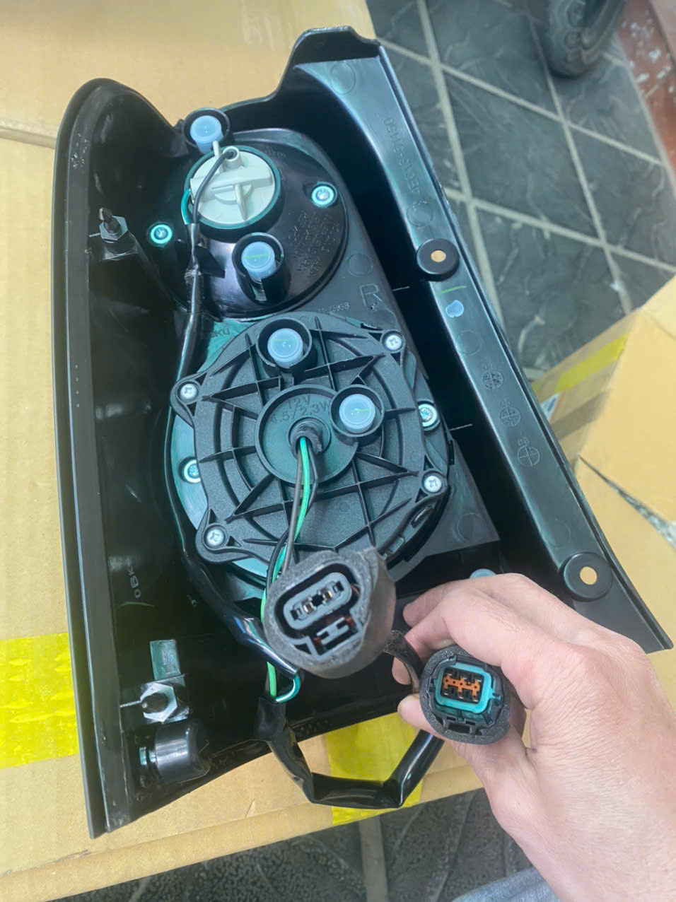 Vỏ đèn hậu Ford Escape 2004 5 6 7 8 EV4651150C 4EC13-51150