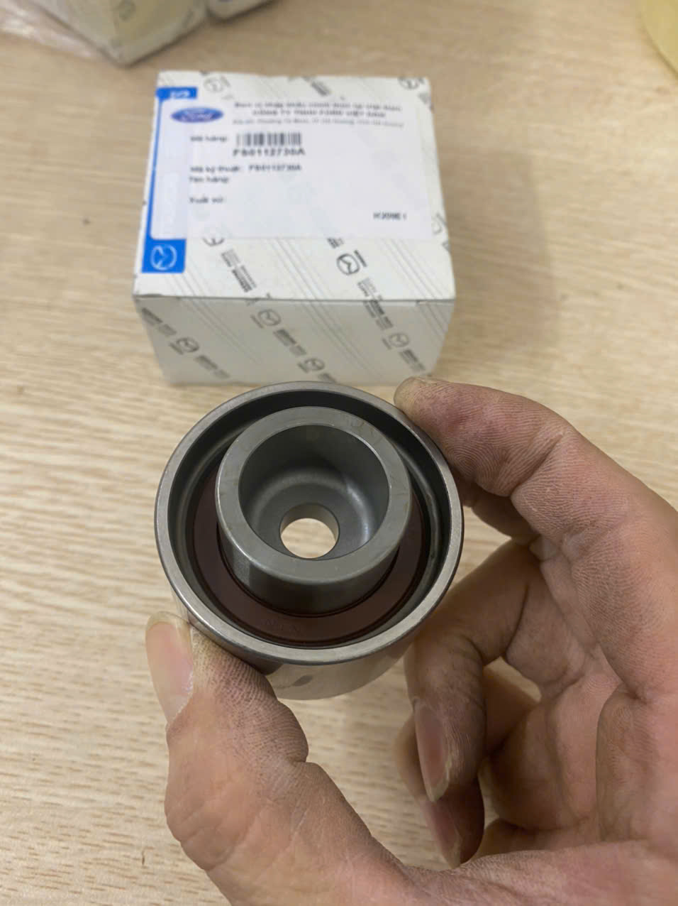 Bi tỳ curoa cam Ford Laser 1.8, bi tỳ đai cam Laser FS0112730A