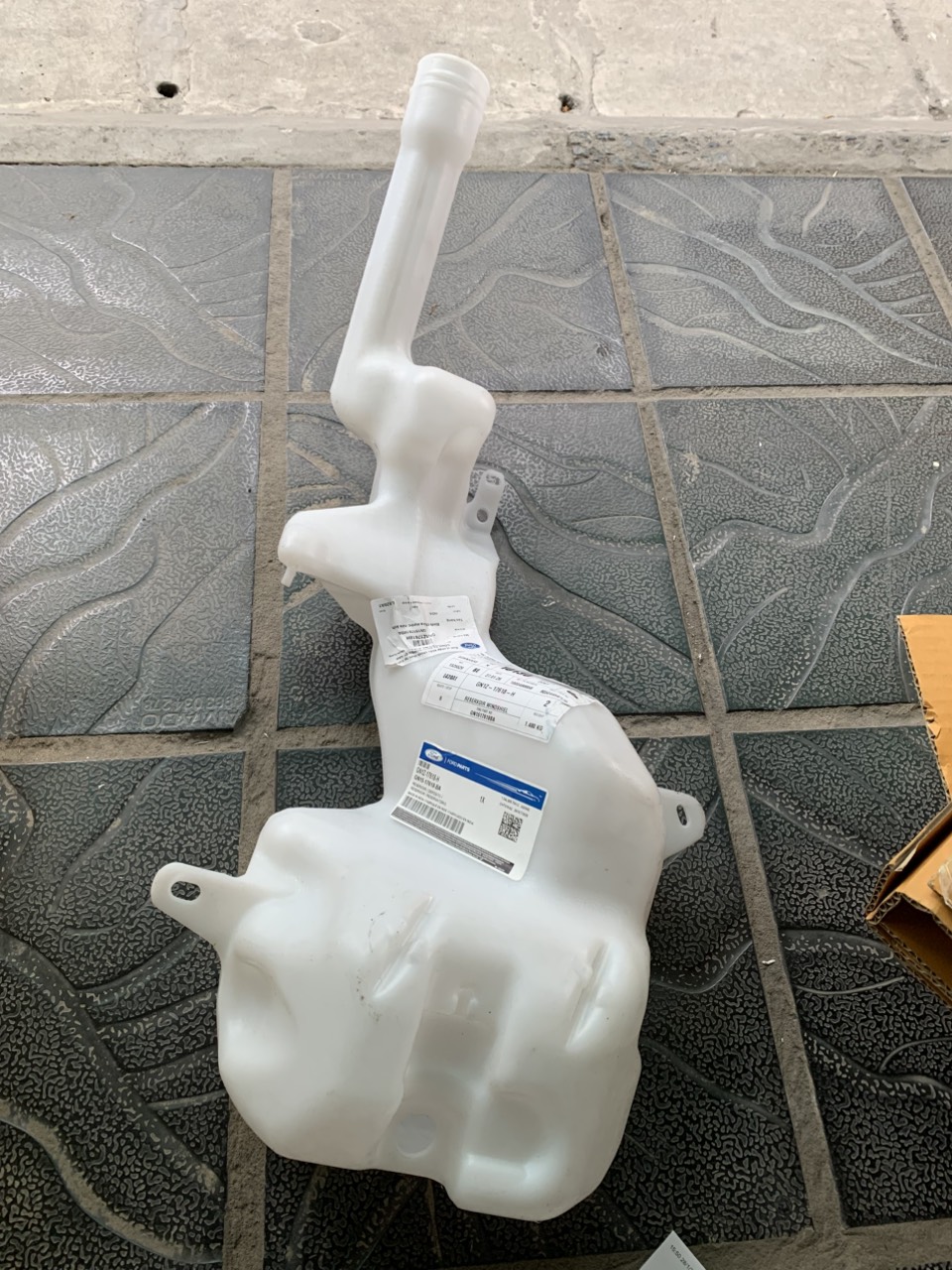 Bình nước rửa kính Ford EcoSport 2018 GN1Z17618H A B D