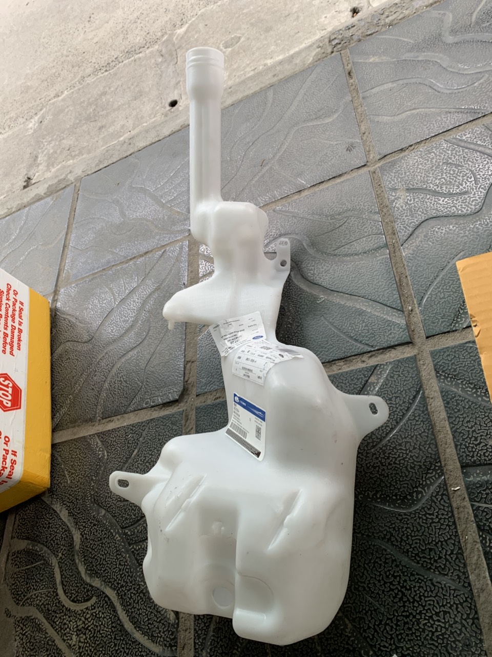 Bình nước rửa kính Ford EcoSport 2018 GN1Z17618H A B D